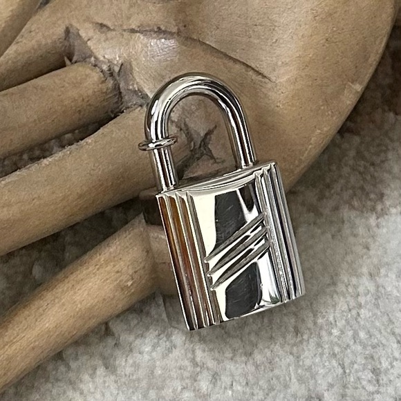 HERMES LOCK CHARM SILVER CADENA 1998 ANNEE ARBRE WITH DUST BAG & COA - Picture 10 of 14